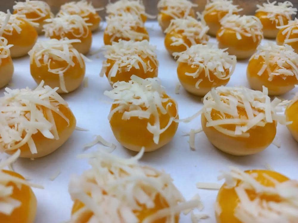 ilustrasi nastar keju yang siap dipanggang 