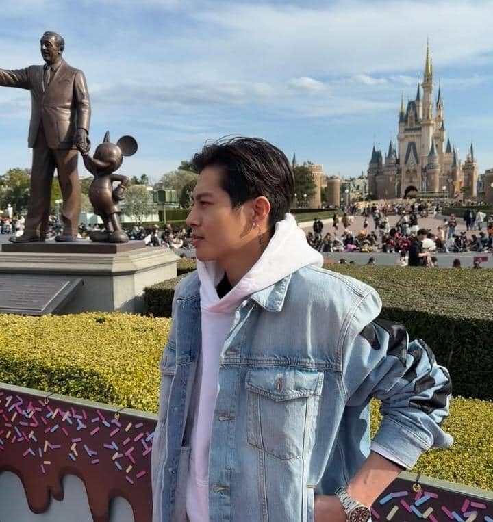 potret Dj Panda liburan di Tokyo Disneyland