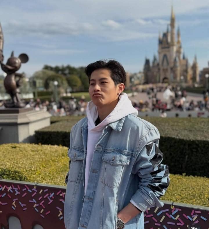 potret Dj Panda liburan di Tokyo Disneyland