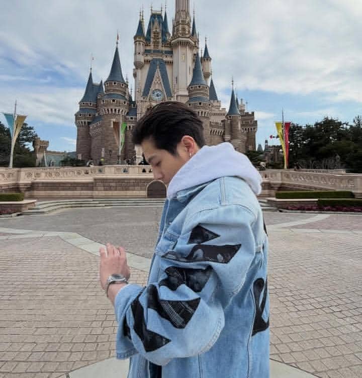 potret Dj Panda liburan di Tokyo Disneyland