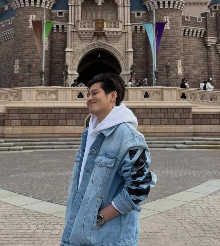 potret Dj Panda liburan di Tokyo Disneyland