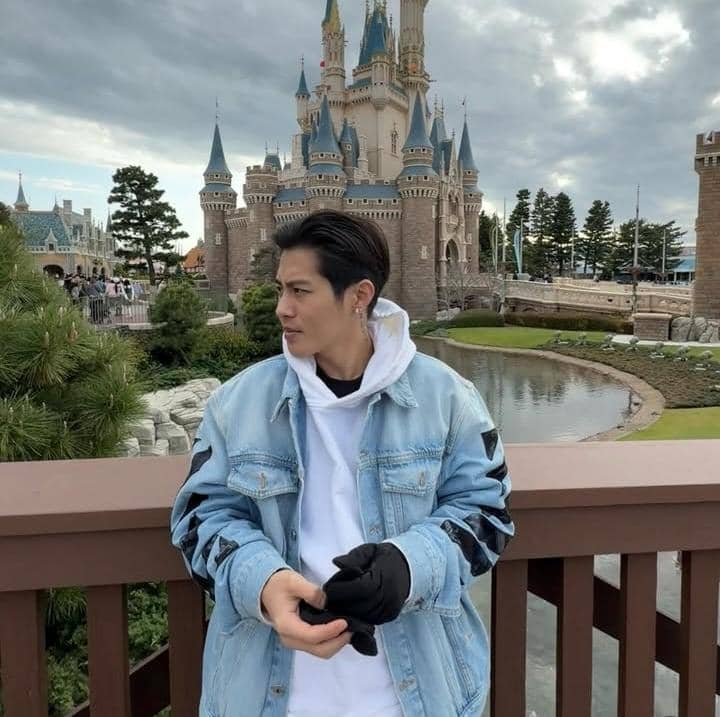 potret Dj Panda liburan di Tokyo Disneyland