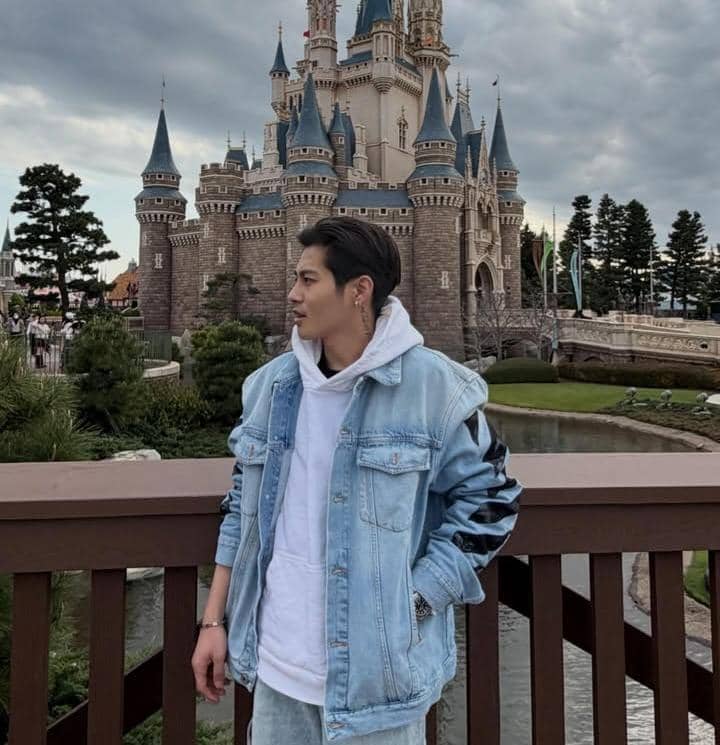 potret Dj Panda liburan di Tokyo Disneyland