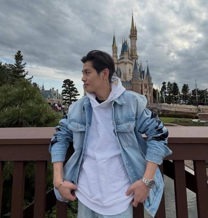 potret Dj Panda liburan di Tokyo Disneyland