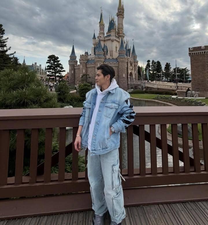 potret Dj Panda liburan di Tokyo Disneyland