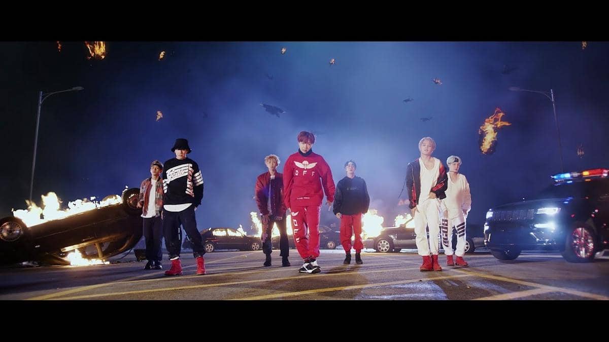 cuplikan MV lagu "MIC Drop"