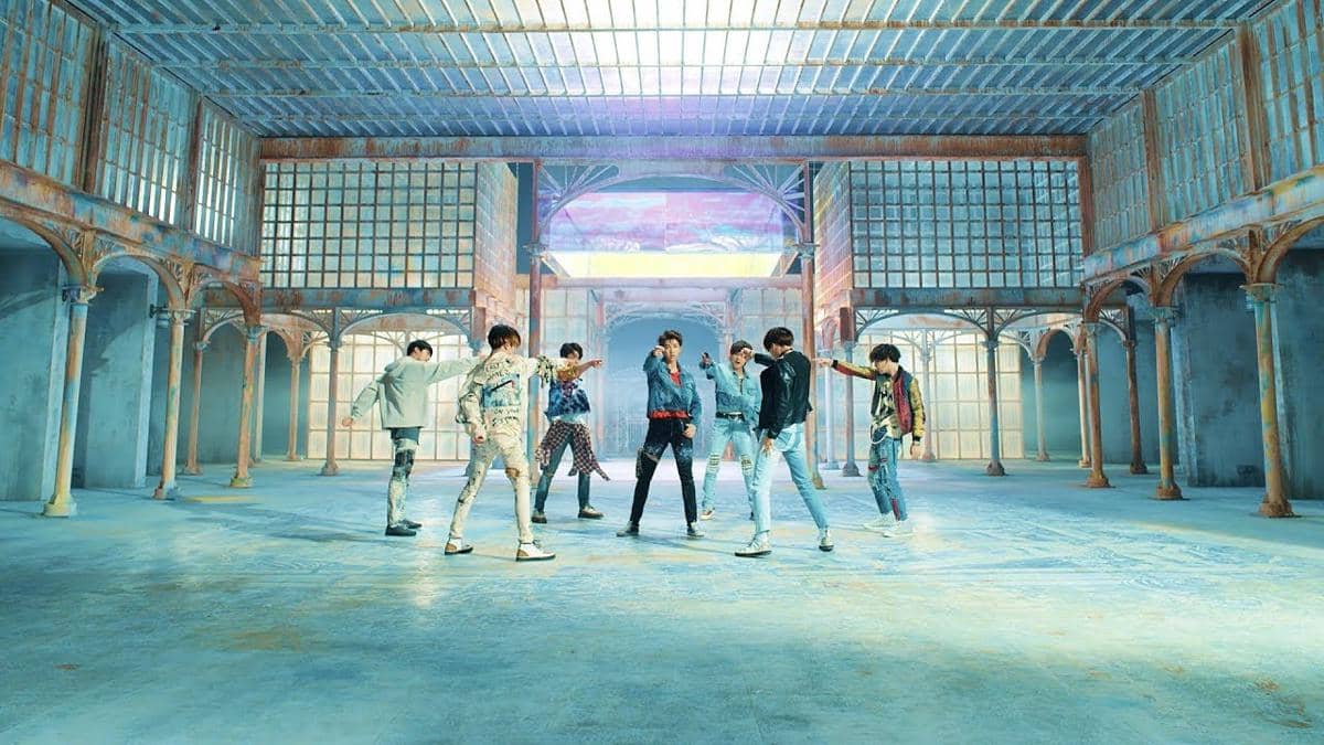 cuplikan MV lagu "FAKE LOVE"