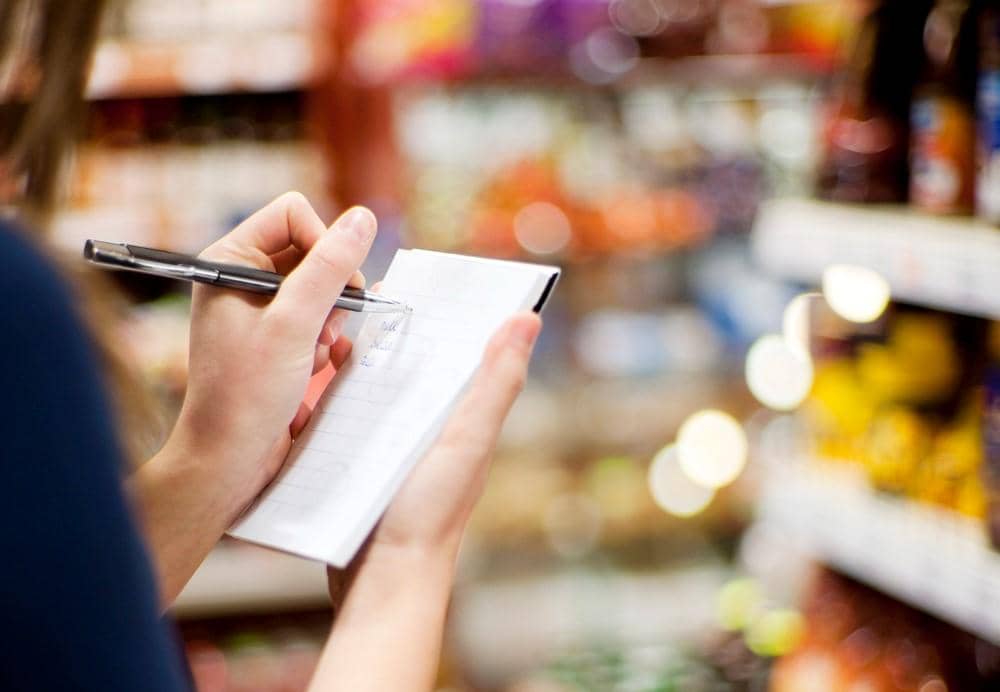 ilustrasi membuat daftar belanjaan