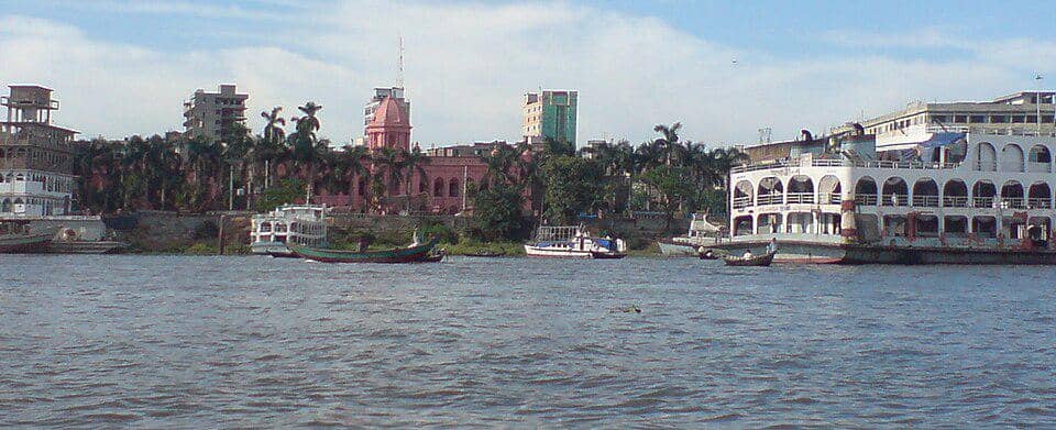 Istana Ahsan Manzil dari Sungai Buriganga