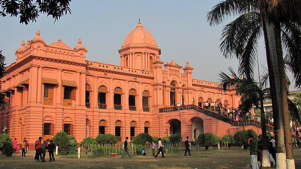 Istana Ahsan Manzil di Bangladesh