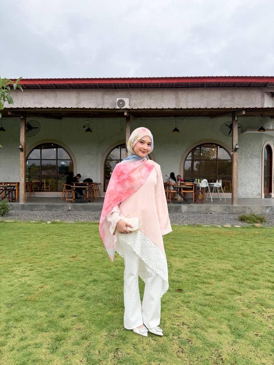 Outfit Nuansa Pink ala Siska Amera