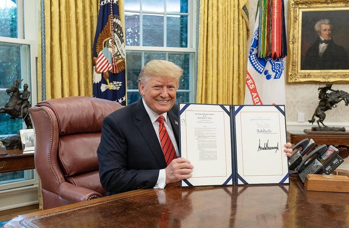 Donald Trump sedang berada di kantornya.