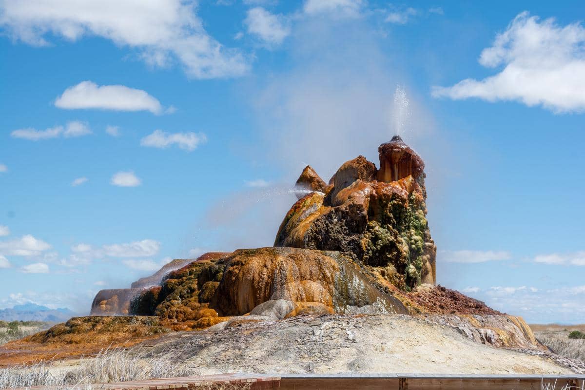 potret Fly Geyser yang terus tumbuh akibat endapan mineral