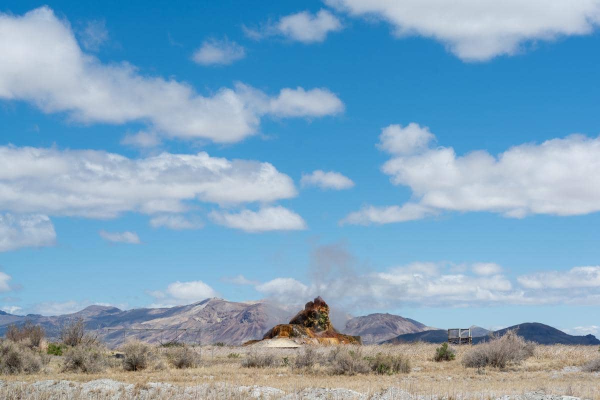 potret Fly Geyser dari kejauhan dengan semburan air yang masih terlihat