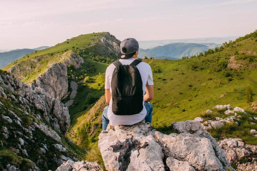 ilustrasi daypack untuk pendakian tektok