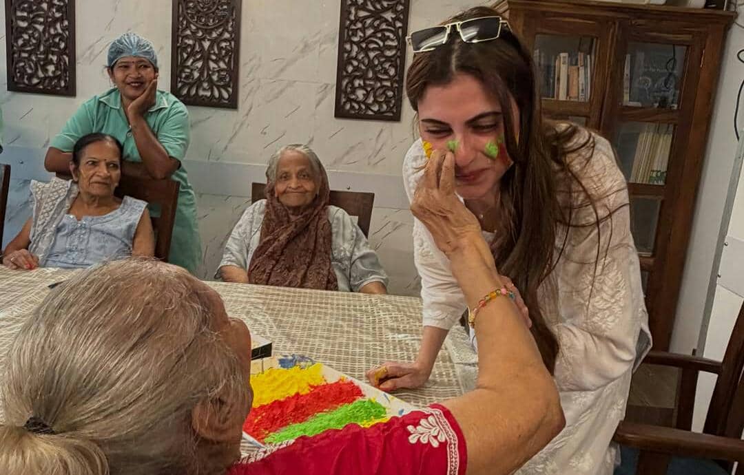 10 Potret Artis India Farrhana Bhatt Rayakan Holi di Panti Jompo