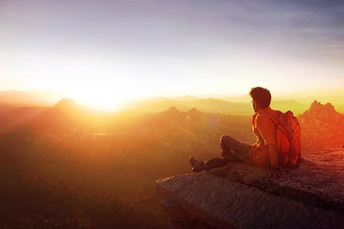 ilustrasi traveler dan sunrise