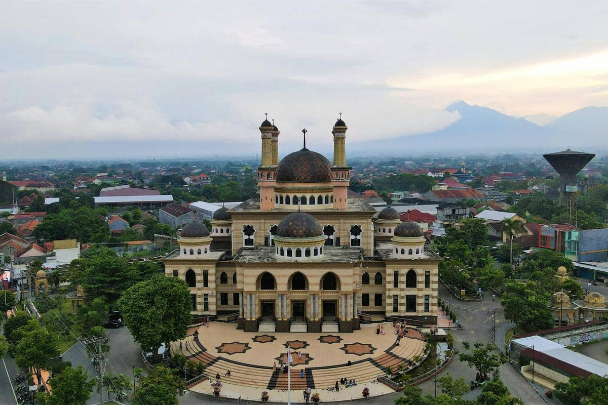 Ilustrasi Masjid Al-Kautsar Lawang dengan desain arsitektur Jawa tradisional.