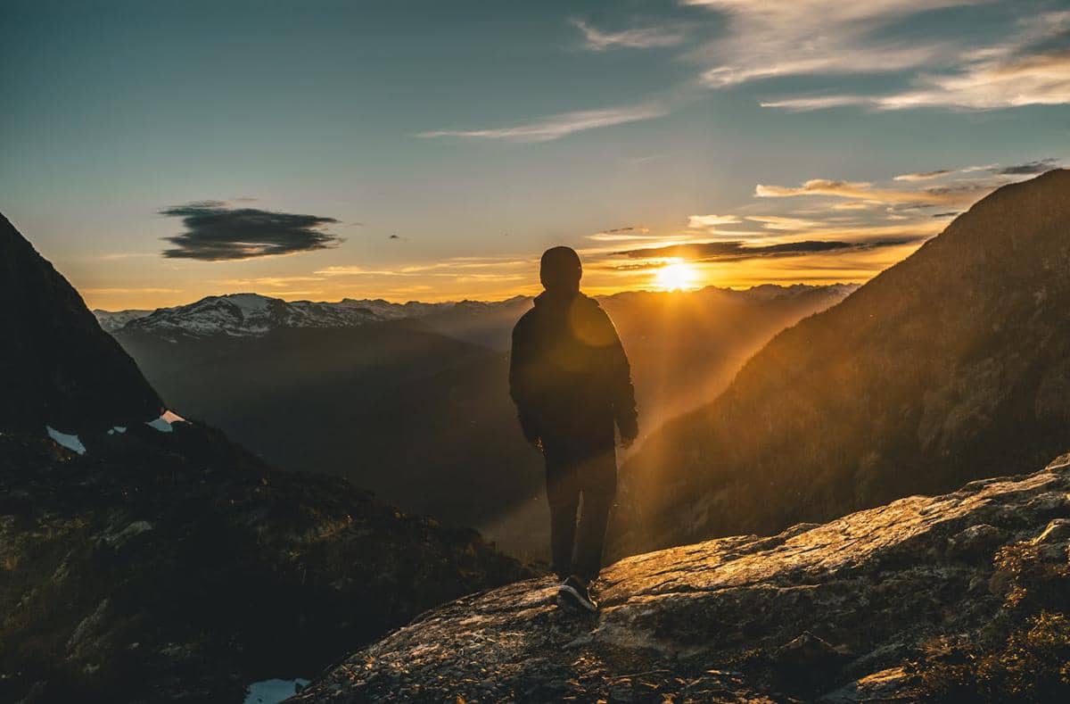 ilustrasi traveler dan sunrise