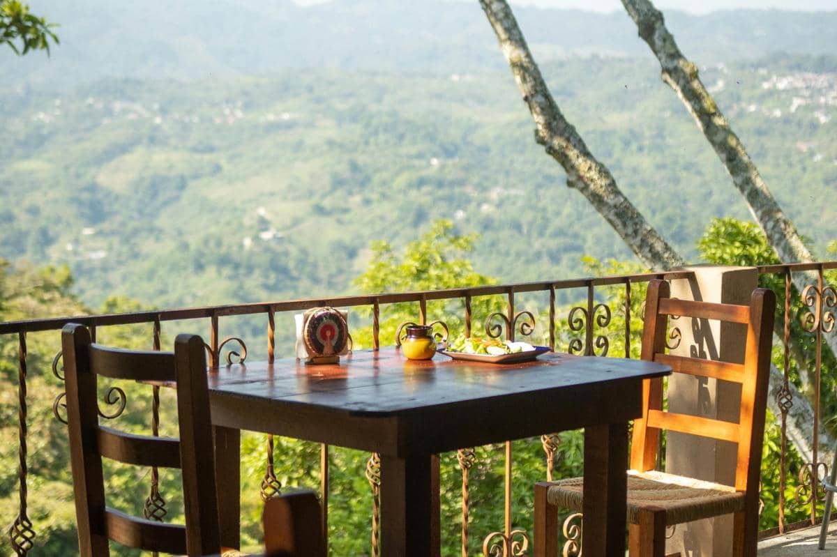 Ilustrasi spot makan outdoor dengan panorama alam perbukitan yang sejuk.