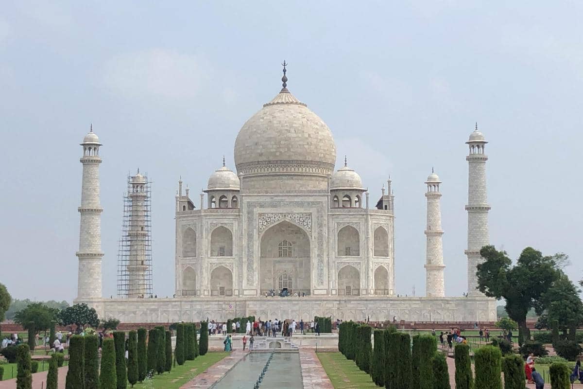 Ilustrasi Masjid Salman Al Farisi dengan kubah putih besar bergaya Taj Mahal.