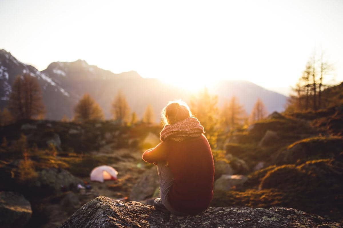 ilustrasi traveler dan sunrise