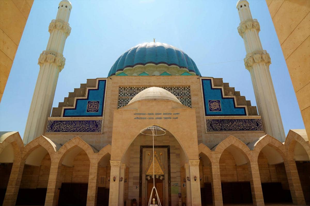 Ilustrasi Masjid Besar Gondanglegi dengan bangunan dua lantai yang mampu menampung ribuan jamaah.