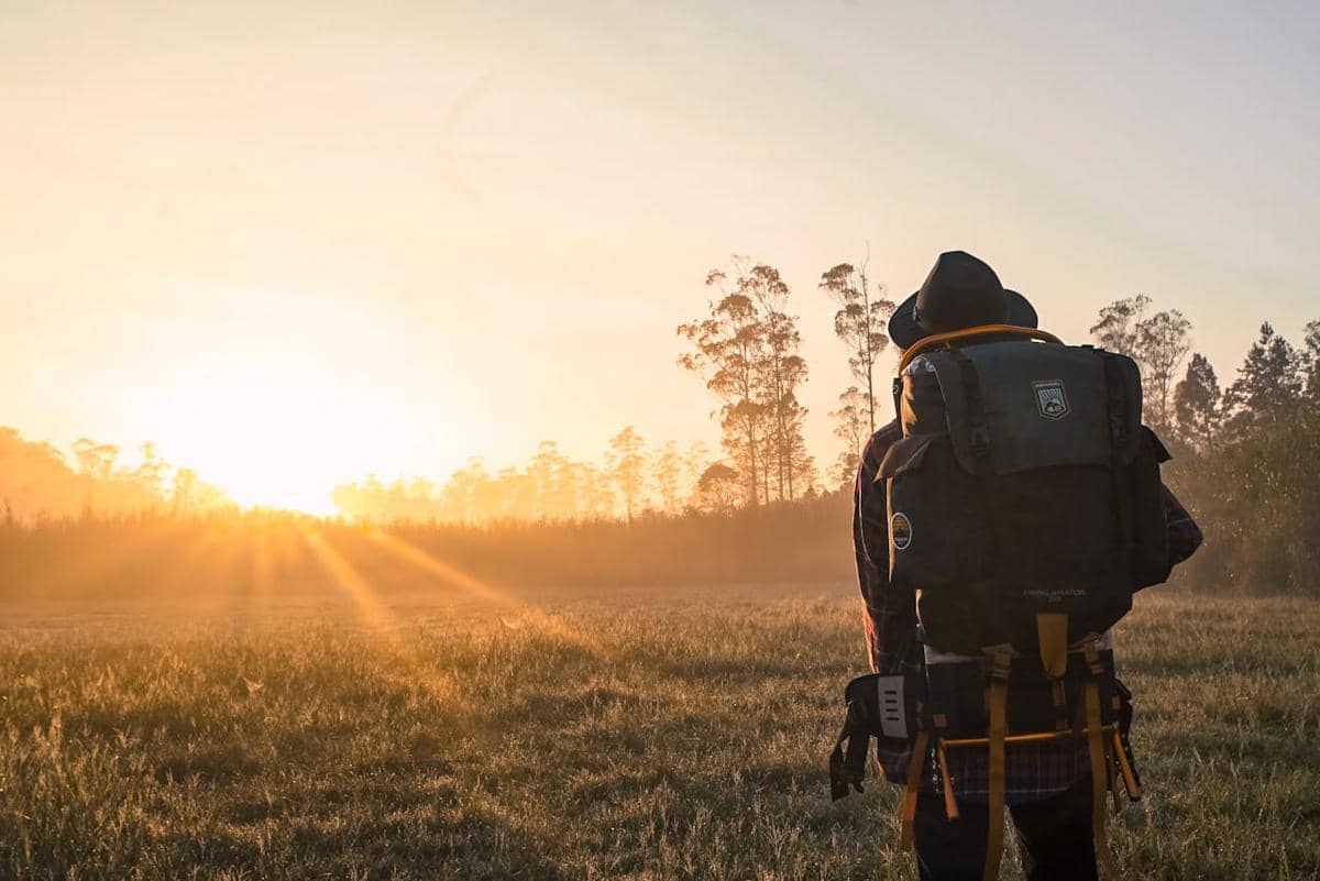 ilustrasi traveler dan sunrise