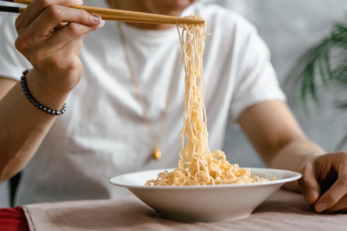ilustrasi makan mi instan 