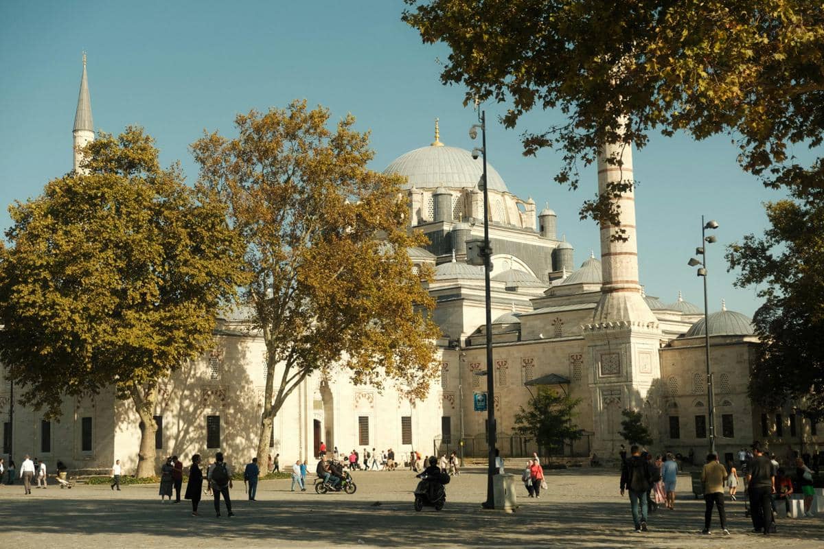 Ilustrasi Masjid Jami' Malang dengan kubah besar dan menara yang khas.