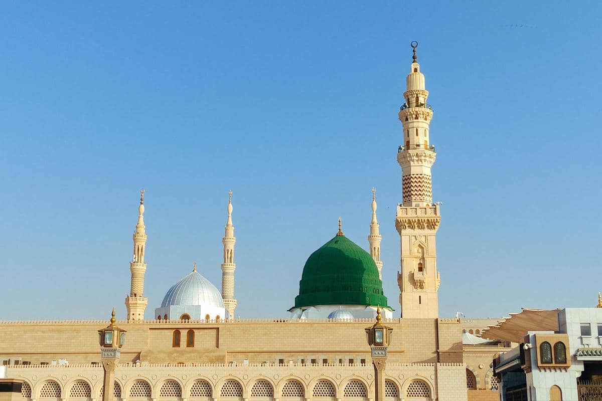 Ilustrasi Masjid Besar Al-Ihsan Pakisaji dengan kubah hijau khas yang menjadi salah satu masjid bersejarah.