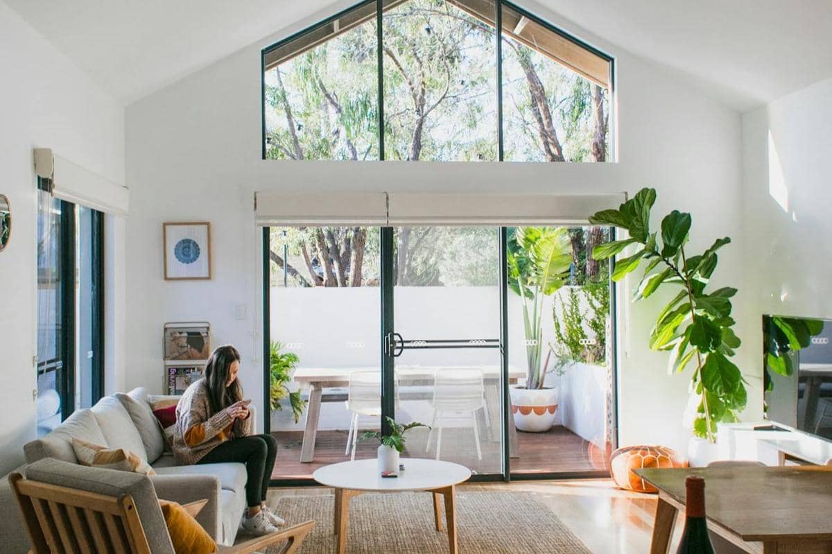 ilustrasi tanaman hijau memperindah ruang tamu minimalis 