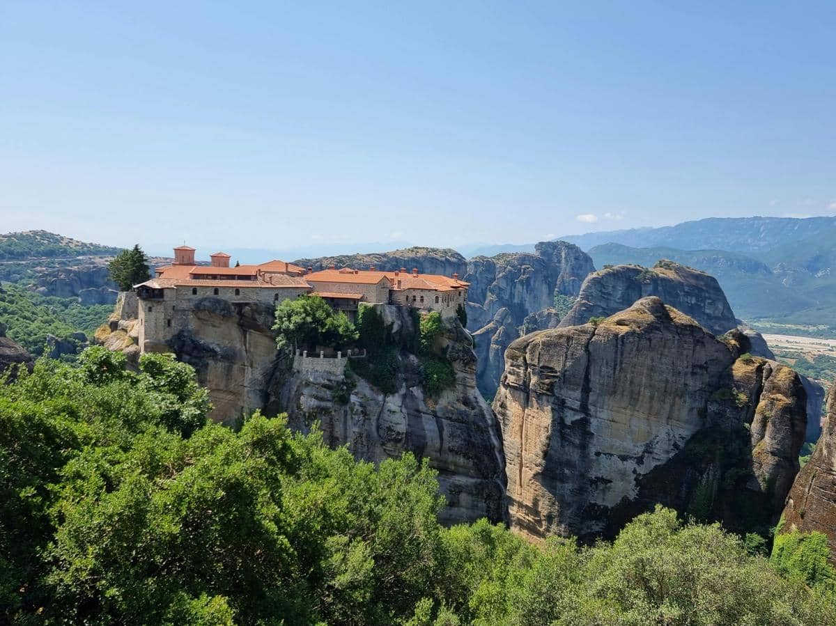 potret Meteora yang ditetapkan sebagai Situs Warisan Dunia oleh UNESCO