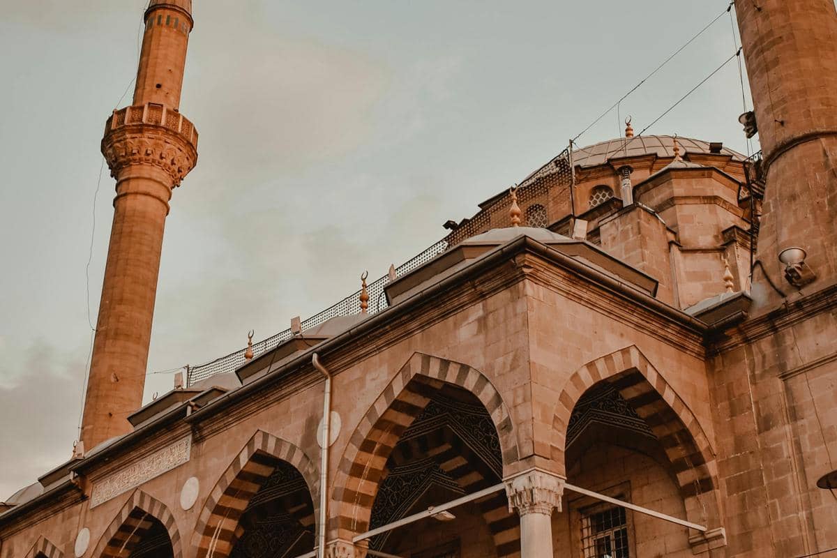 Ilustrasi Masjid Jami’ Al-Hidayah dengan kubah besar dan menara tinggi bergaya arsitektur Timur Tengah.