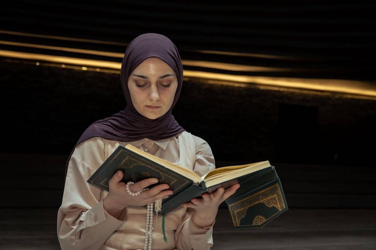 ilustrasi wanita berhijab membaca Al-Qur'an