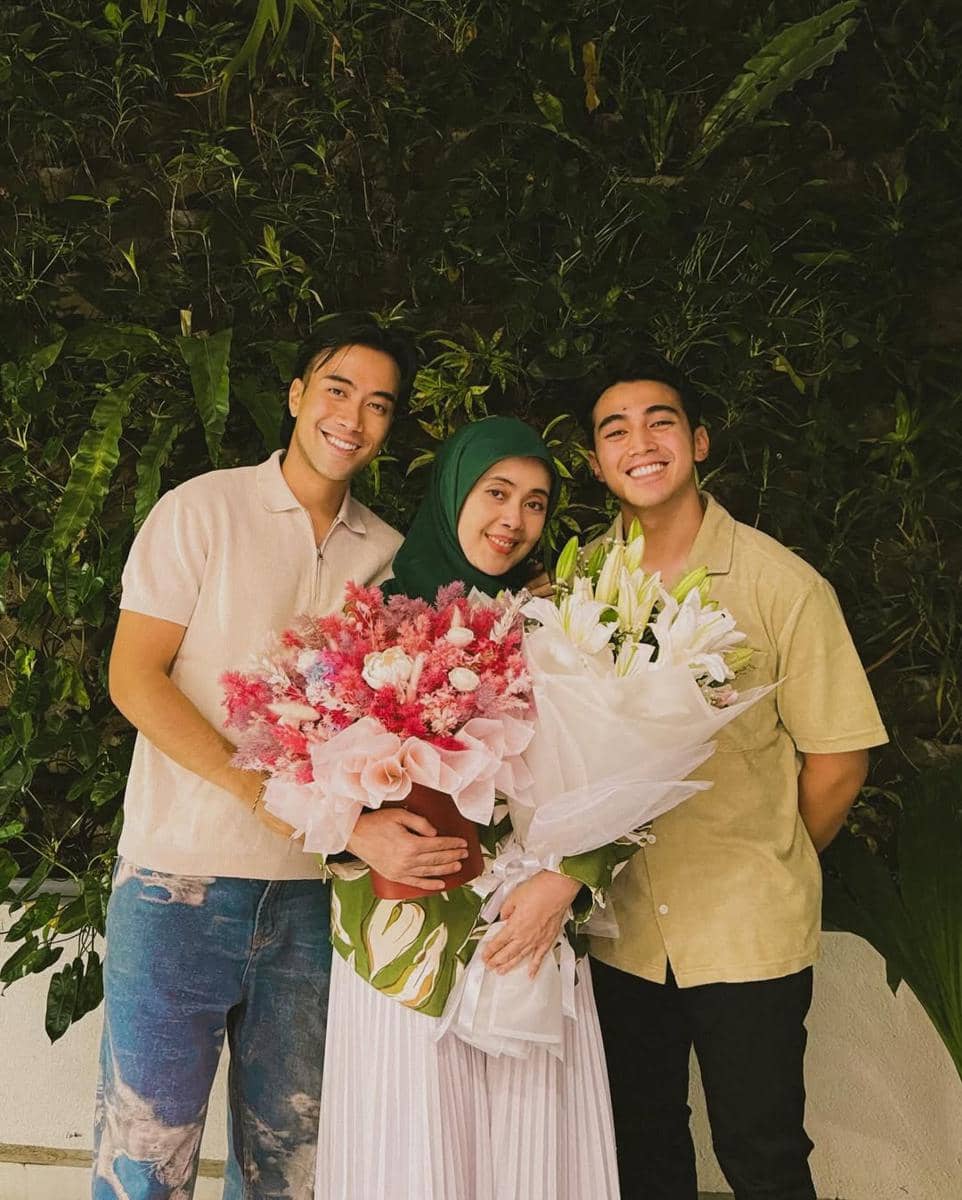 Vidi Aldiano bersama para adik.