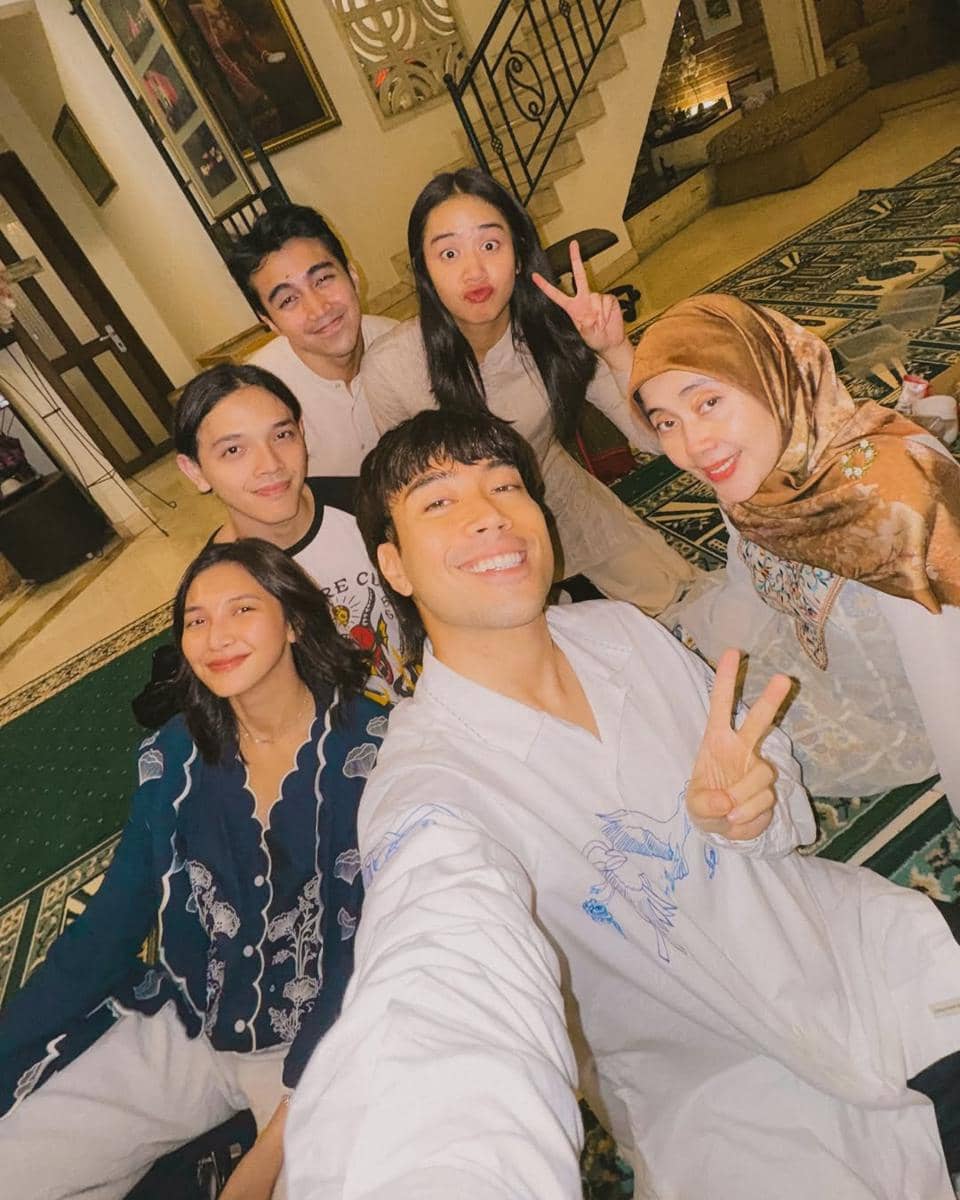 Vidi Aldiano bersama para adik.