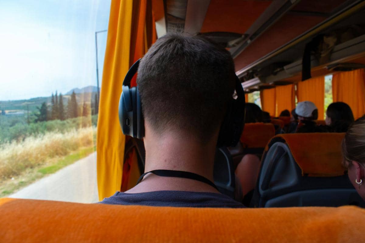 Mendengarkan musik di dalam bus 