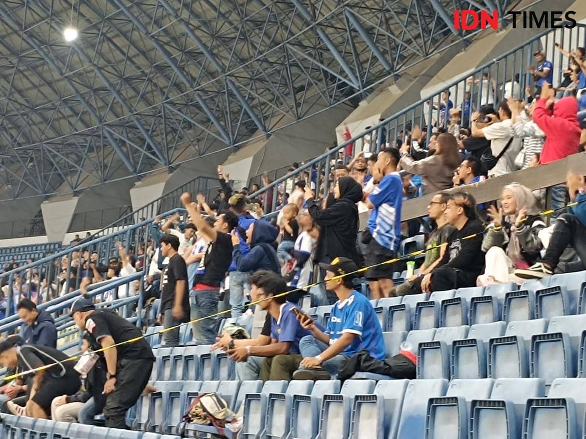 Pertandingan Persib melawan Persik di Stadion GBLA. (IDN Times/Debbie Sutrisno)