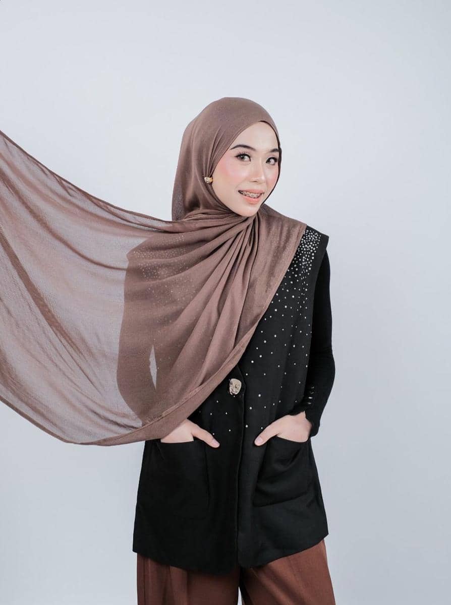Inspirasi Outfit Lebaran 2026 dengan Pasmina Viscose (instagram.com/liege.id)