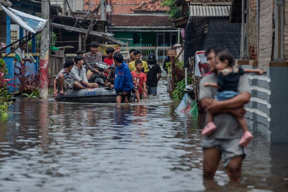 Warga terdampak banjirdi Kampung Kroya, Kota Serang, Banten, Minggu (8/3/2026). 