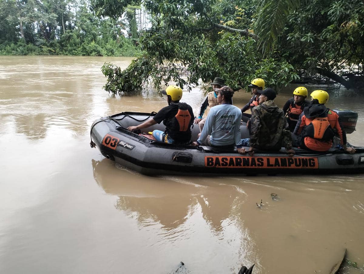Jaring Ikan Sungai, Warga Lamtim Hilang Terjatuh dari Perahu