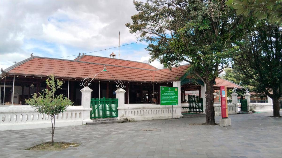 Pelataran_Depan_Masjid_Gedhe_Mataram_Kotagede.jpg