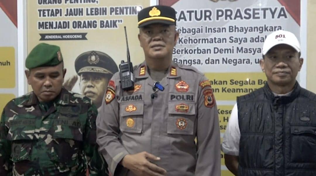 Aparat gabungan menyita puluhan senjata mainan peluru jelly di Kecamatan Tallo, Makassar, Minggu (8/3/2026) malam. IDN Times/Darsil Yahya