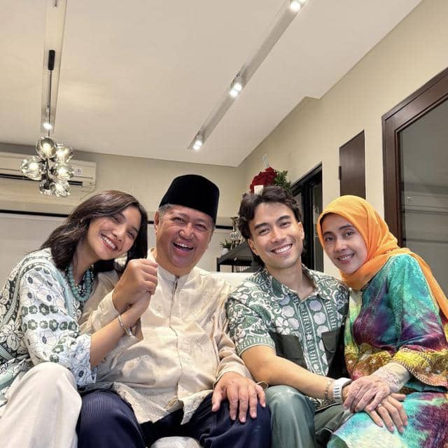 kedekatan Vidi Aldiano dan orangtuanya