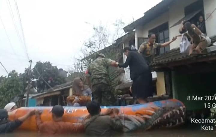 Banjir di Ciledug Tangerang, Bayi Usia 3 Hari Dievakuasi dari Atap (Dok. Pemkot Tangerang)