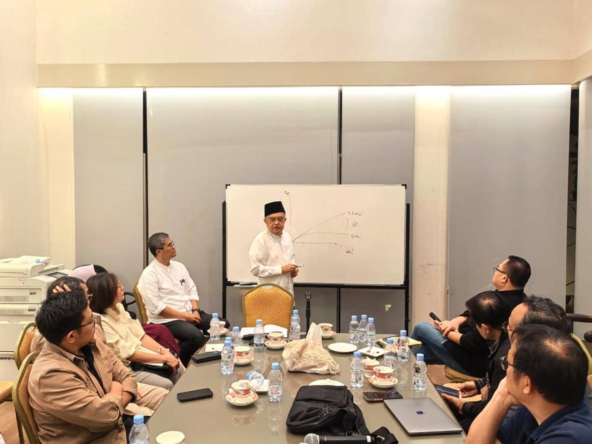 Wakil Presiden ke-10 dan ke-12 Republik Indonesia, Jusuf Kalla saat berdiskusi dengan sejumlah ekonom di Jakarta Selatan, Minggu (8/3/2026) malam.