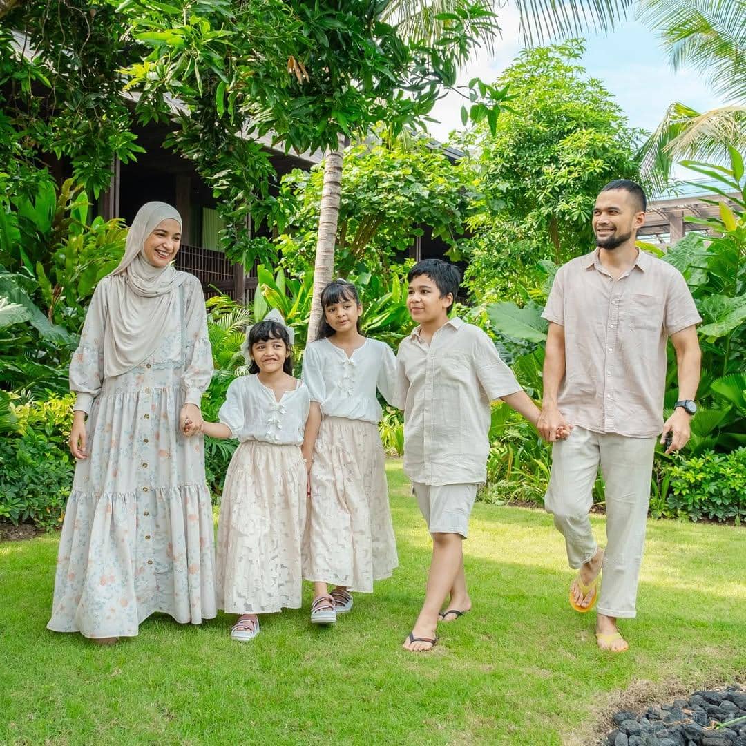 Baju Lebaran Keluarga Shireen Sungkar 