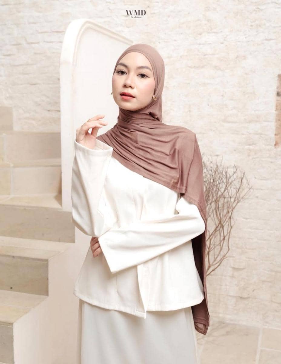 Inspirasi Outfit Lebaran 2026 dengan Pasmina Viscose (instagram.com/wmdfashion)