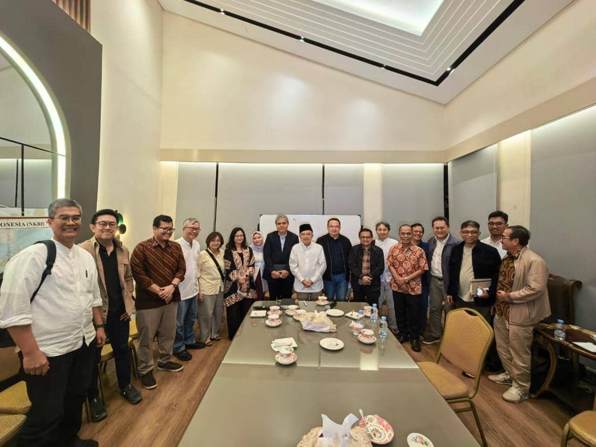 Wakil Presiden ke-10 dan ke-12 Republik Indonesia, Jusuf Kalla saat berdiskusi dengan sejumlah ekonom di Jakarta Selatan, Minggu (8/3/2026) malam..